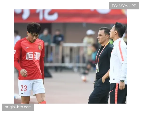 张琳芃稳健发挥引领国足新希望，脚下技术与防守策略成关键