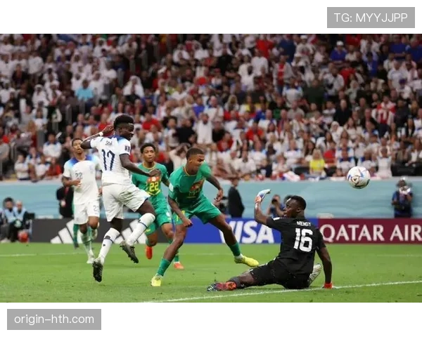 萨卡与球迷亲密互动，温暖举动获赞表现亮眼